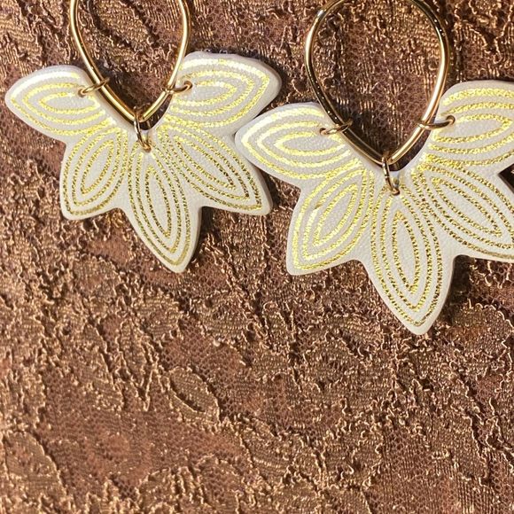 NWT VEGAN WHITE LEATHER FLORAL HYDRANGEA STATEMENT EARRINGS WHITE GOLD ACCENT - Picture 11 of 14